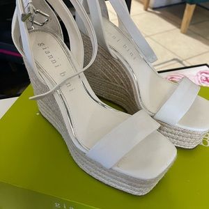 Cute Gianni Bini Platform Sandals. Size 9